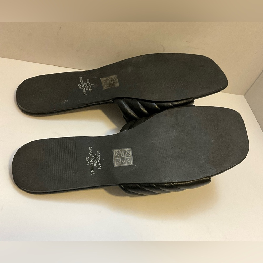 ASOS Design black slip on slippers 7 - Picture 8 of 9